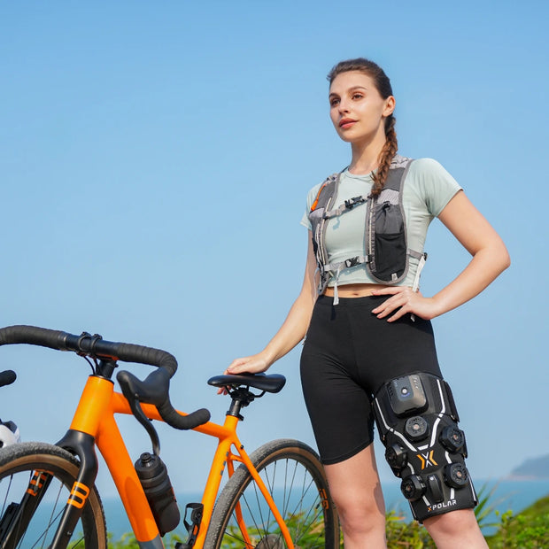 Cyclist using the XPOLAR X2 after a trail.